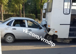 Воронежцев рассмешила въехавшая в зад автобусу любопытная легковушка