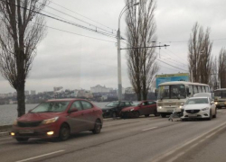 В Воронеже Чернавский мост встал в глухой пробке из-за массового ДТП