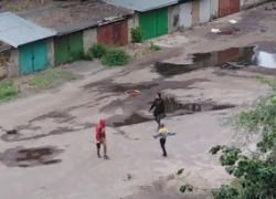 Разборки детей и взрослого сняли у гаражей в Воронеже