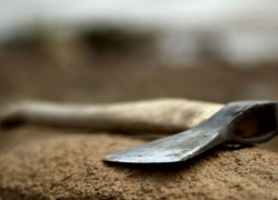 В воронежском микрорайоне Отрожка злоумышленники едва не зарубили мужчину топором