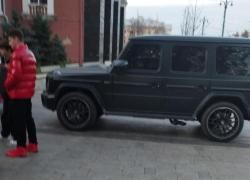 Странная парковка посреди тротуара на проспекте Революции возмутила воронежцев