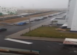 Ураганный ветер в Воронеже впечатал забор в машину. Видео