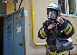 Крыша многоквартирного дома обрушилась при пожаре в Воронеже