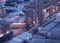 ДТП с грузовиком, перегородившем дорогу, сковало движение в Северном районе Воронежа 