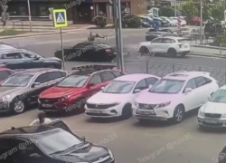 Перелетел через машину и упал на асфальт: опубликовано видео наезда на пешехода в Воронеже 