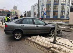 Пьяный воронежец протаранил забор, который упал на ВАЗ 