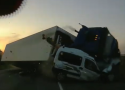 Жуткий момент массового ДТП с четырьмя погибшими на трассе М-4 «Дон» попал на видео 