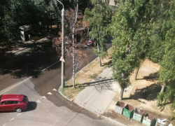 Фекальный потоп залил сквер и дорогу в Юго-Западном микрорайоне Воронежа