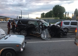 Последствия столкновения огромного Infiniti со столбом сняли в Воронеже