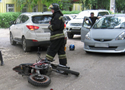 Мотоциклист попал в больницу после столкновения с кроссовером в Воронеже