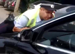 Делом о наезде Mercedes на полицейского в Воронеже занялись следователи 