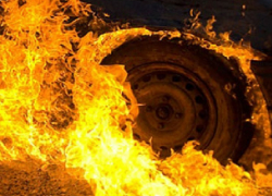 Ночной пожар уничтожил Audi A5 и повредил два автомобиля в Воронеже