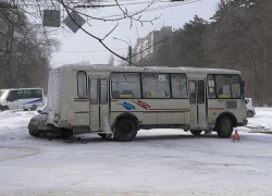 В Воронеже на остановке ВРТТЗ ДТП перегородило дорогу