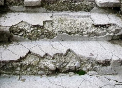 За падение у подъезда воронежский пенсионер поставил УК на деньги