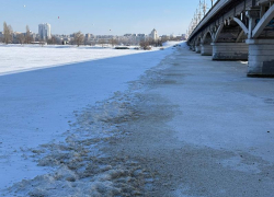 Коммунальщики разнообразили коричневым снегом химический состав воронежского водохранилища