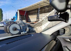  Опубликованы фото с места ДТП, в котором фура потеряла огромный двигатель под Воронежем 