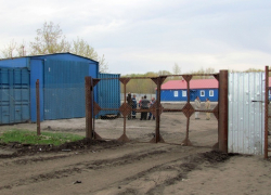 В Воронежской области антиникелевый активист на машине протаранил ворота базы геологов