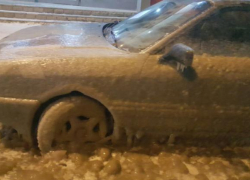 В Воронеже автомобиль замуровало в лёд из-за повреждения трубопровода