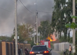 Пламя уничтожило дом и добралось до соседнего в Воронежской области