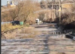 "Едут по аду": дорогу из "лунных кратеров" сняли на видео в Воронежской области