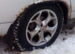 В Воронеже за ночь на парковке прокололи колеса 10 машинам