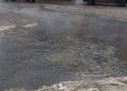 В Воронеже на улице Шишкова в очередной раз разлилась лужа из фекалий