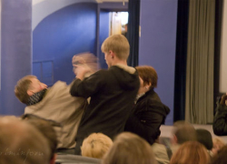 Пятеро парней устроили драку за девушек в воронежском кинотеатре 