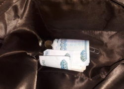 Целительница из Воронежа «развела» пенсионерку на глазах у полицейского