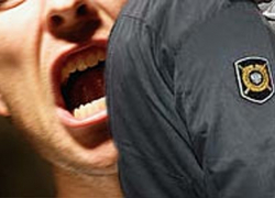 В Воронежской области мужчина избил полицейского и оторвал от формы погоны