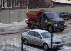 Воронежский гололед взял в плен даже машину с песком: ледяной абсурд на улице Кривошеина