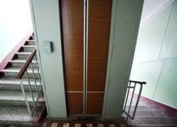 В Воронеже шизофреник, преследовавший незнакомку, угрожал ей зажигалкой в лифте многоэтажки