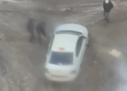 Групповое сражение с ледяной дорогой показали на видео в Воронеже 