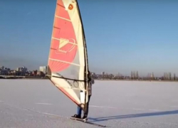 Катание экстремалов на буерах по водохранилищу в Воронеже попало на видео