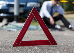 Водитель Mitsubishi протаранил три припаркованные в Северном микрорайоне Воронежа иномарки