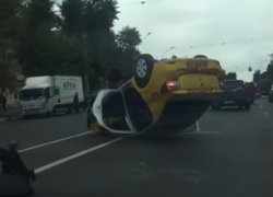 Перевернувшаяся в Воронеже машина "Яндекс.Такси" попала на видео