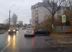 «Трах-бабах, печаль-беда»: дождливый день спровоцировал скользкую аварию на воронежской улице 