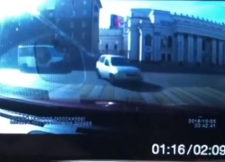 Лихой выезд на "встречку" в центре города попал на видео в Воронеже