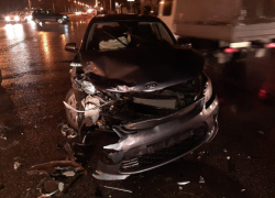 KIA Rio разбросала свои детали по дороге после ДТП в Воронеже