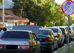 Большинство воронежских водителей «забивают» на знак «Остановка запрещена»