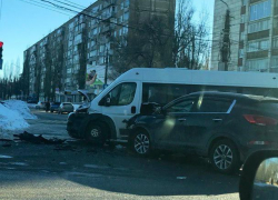 В Воронеже последствия жесткого ДТП с маршруткой попали на видео