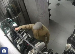 Мужчина, ворующий женские платья, попал на видео в Воронеже
