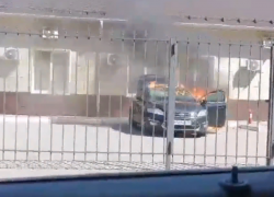  Горящая иномарка попала на видео в Воронеже 