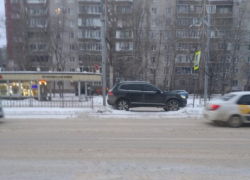 Volkswagen Touareg снёс ограждение и сбил на переходе 14-летнюю девочку в Воронеже