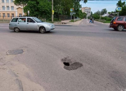 Дыра в асфальте образовалась на перекрёстке двух дорог в Воронеже