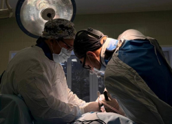 Инновационную операцию провели врачи, вставив титановые импланты в позвоночник мужчины в Воронеже 