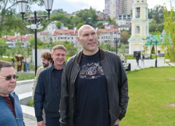Легендарный боксер и депутат Николай Валуев познакомился с Петровской набережной Воронежа