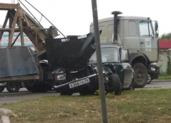 В Воронеже грузовик превратил легковушку в груду металла