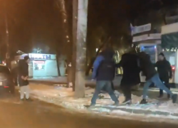 «Ой, он ему сунул!»: потасовку автомобилистов с пешеходами сняли на видео в Воронеже