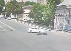 Момент смертельного ДТП с мотоциклистом попал на видео в Воронеже 