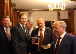 Министр Минпрома РФ Денис Мантуров вручил коммунистам модель легендарного воронежского Ил-2